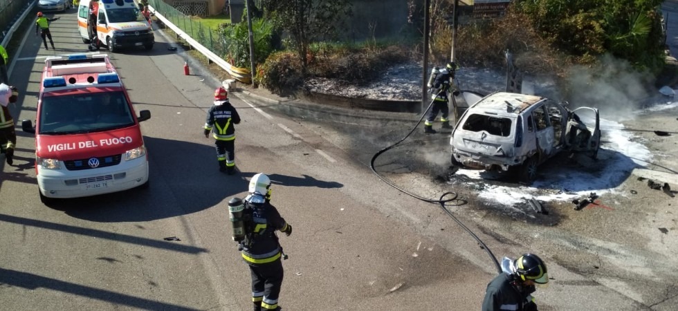 Drammatico incidente a Nomi, dopo la schianto scoppia l'incendio